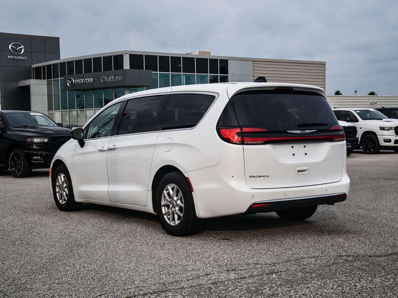 2024 Chrysler Pacifica TOURING-L FWD Photo