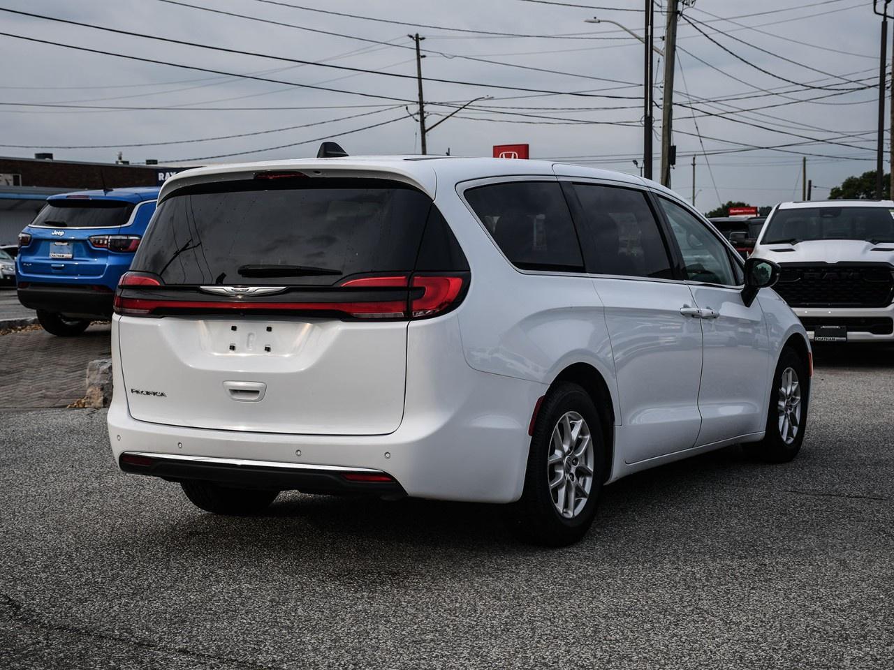 2024 Chrysler Pacifica TOURING-L FWD Photo