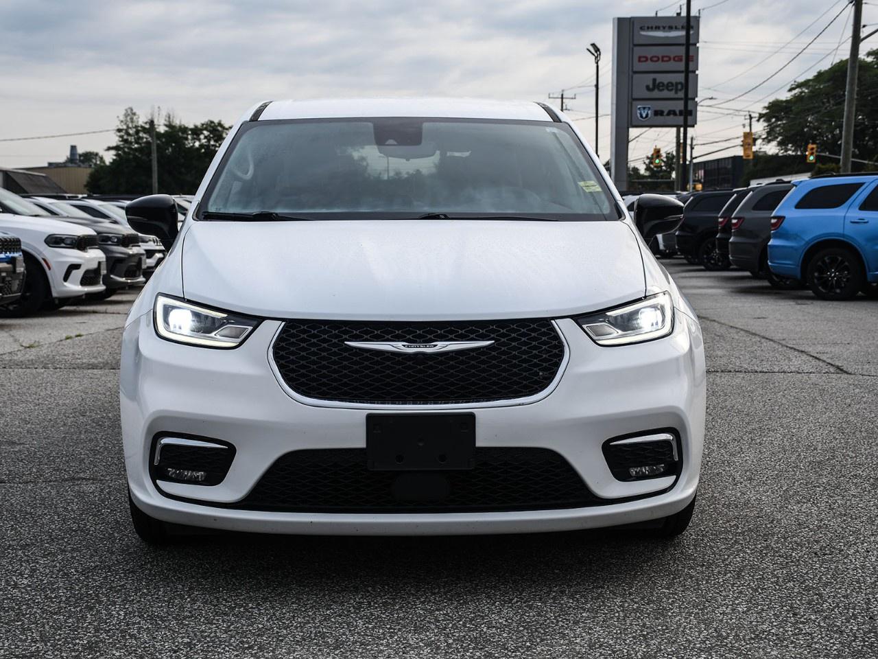 2024 Chrysler Pacifica TOURING-L FWD Photo