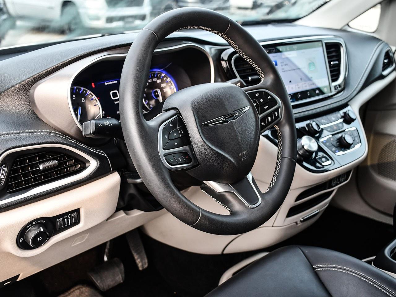 2024 Chrysler Pacifica TOURING-L FWD Photo