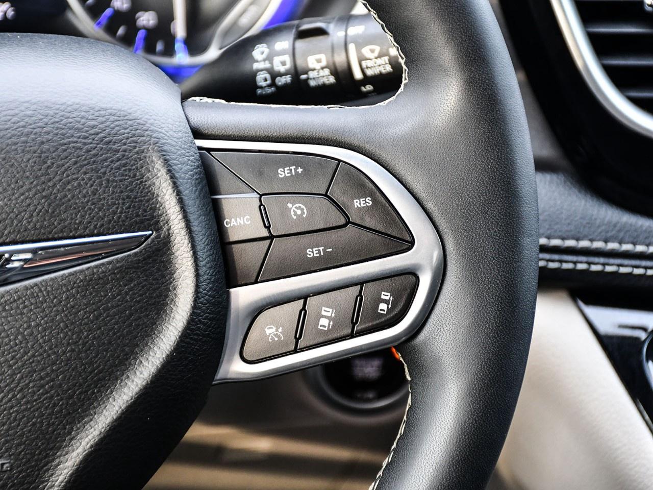 2024 Chrysler Pacifica TOURING-L FWD Photo