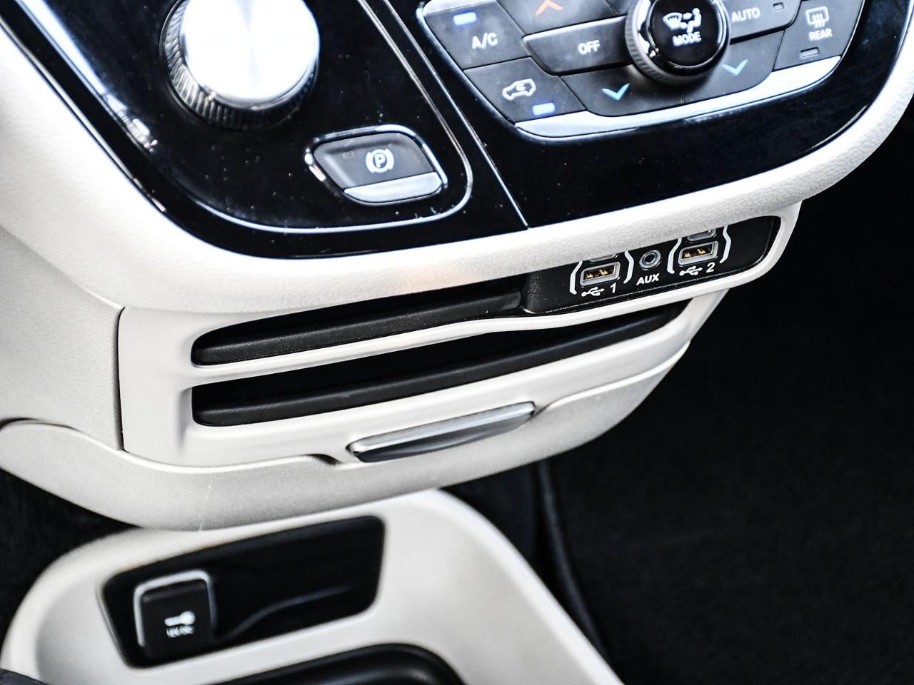 2024 Chrysler Pacifica TOURING-L FWD Photo