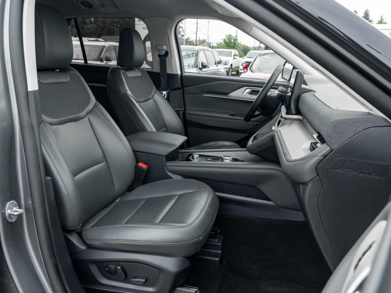 2025 Ford Explorer XLT Photo