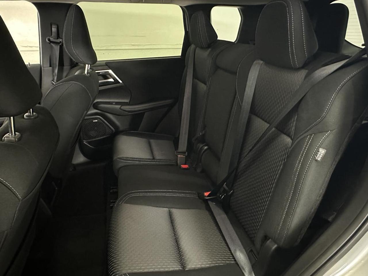 2025 Mitsubishi Outlander ES S-AWD - 7 PASS/10,000KM/1 OWNER! Photo