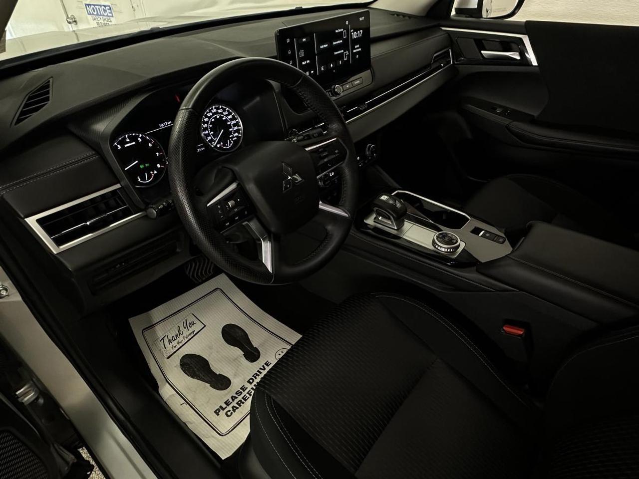 2025 Mitsubishi Outlander ES S-AWD - 7 PASS/10,000KM/1 OWNER! Photo