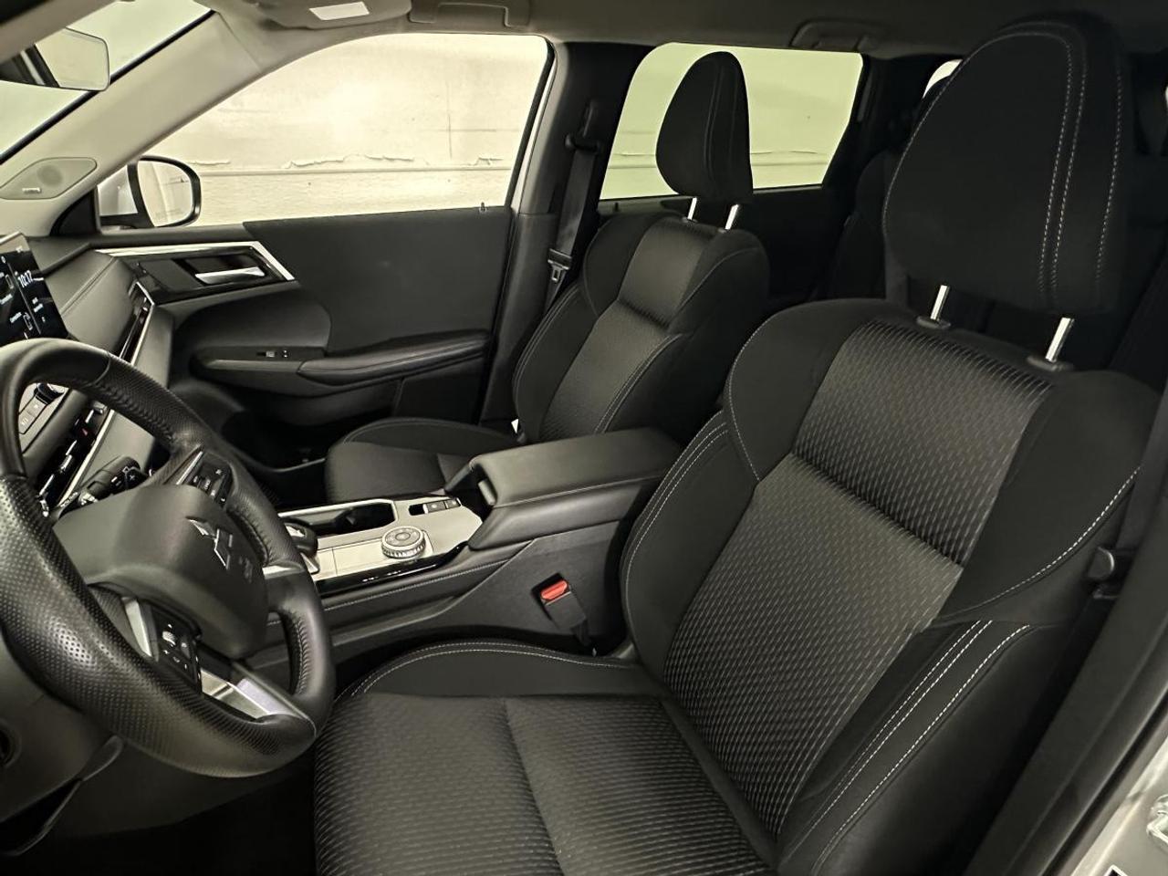 2025 Mitsubishi Outlander ES S-AWD - 7 PASS/10,000KM/1 OWNER! Photo