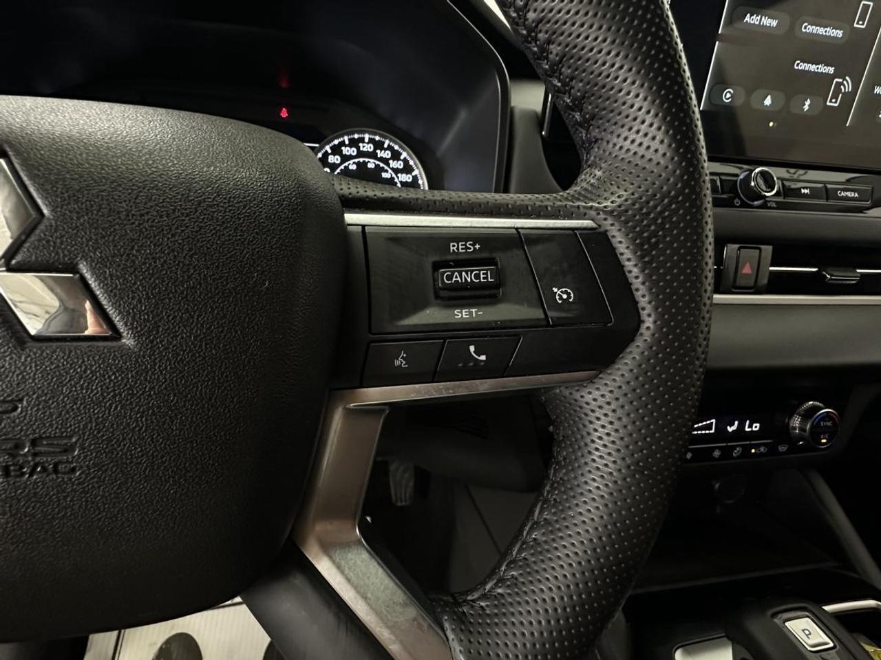 2025 Mitsubishi Outlander ES S-AWD - 7 PASS/10,000KM/1 OWNER! Photo