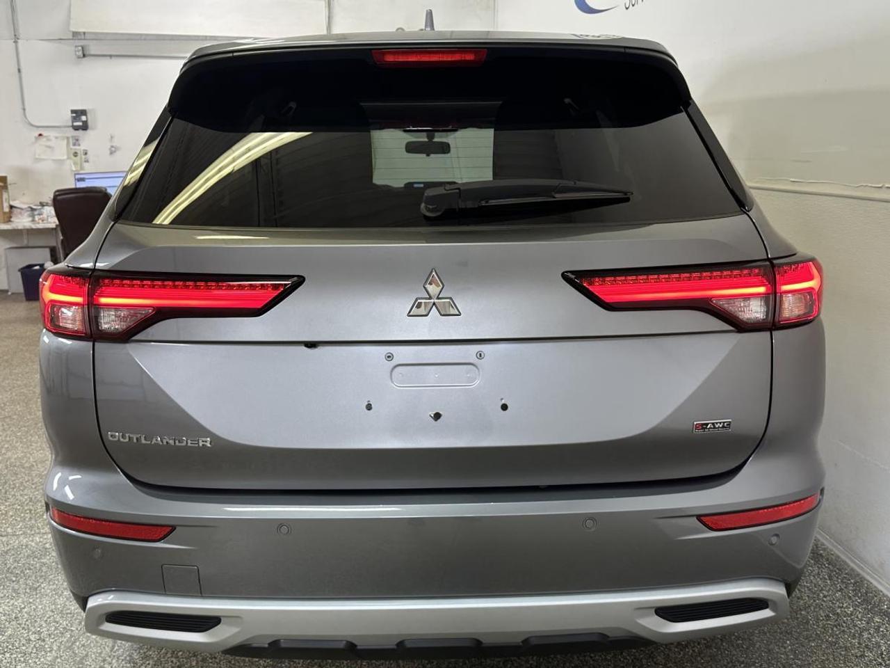 2024 Mitsubishi Outlander LE AWD - 7 PASS/LEATHER/TRIM/PANORAMIC/NAVI! Photo