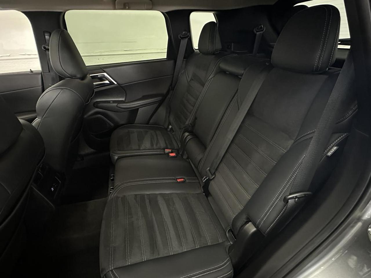 2024 Mitsubishi Outlander LE AWD - 7 PASS/LEATHER/TRIM/PANORAMIC/NAVI! Photo