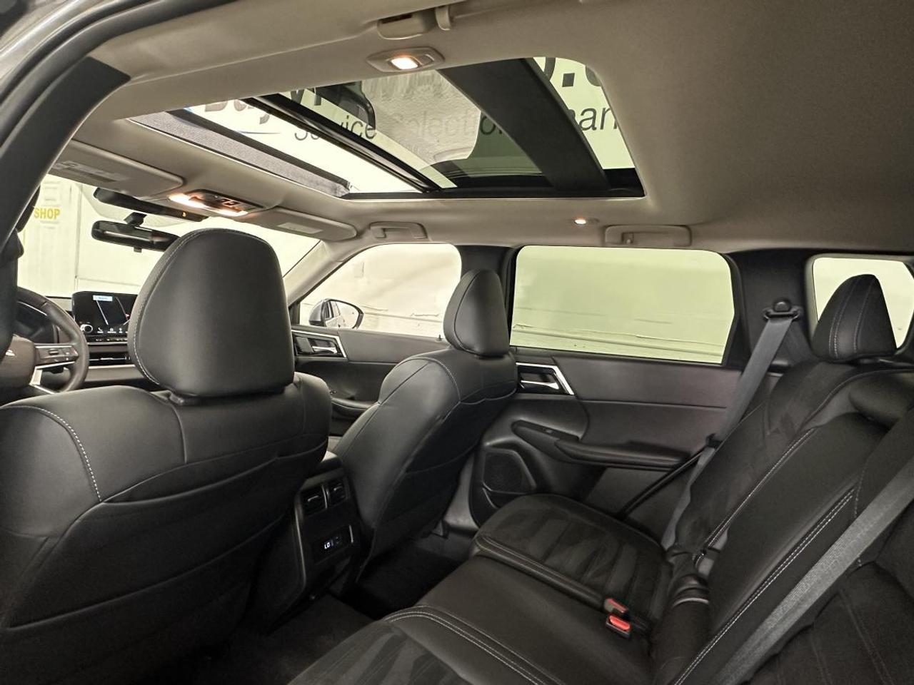 2024 Mitsubishi Outlander LE AWD - 7 PASS/LEATHER/TRIM/PANORAMIC/NAVI! Photo