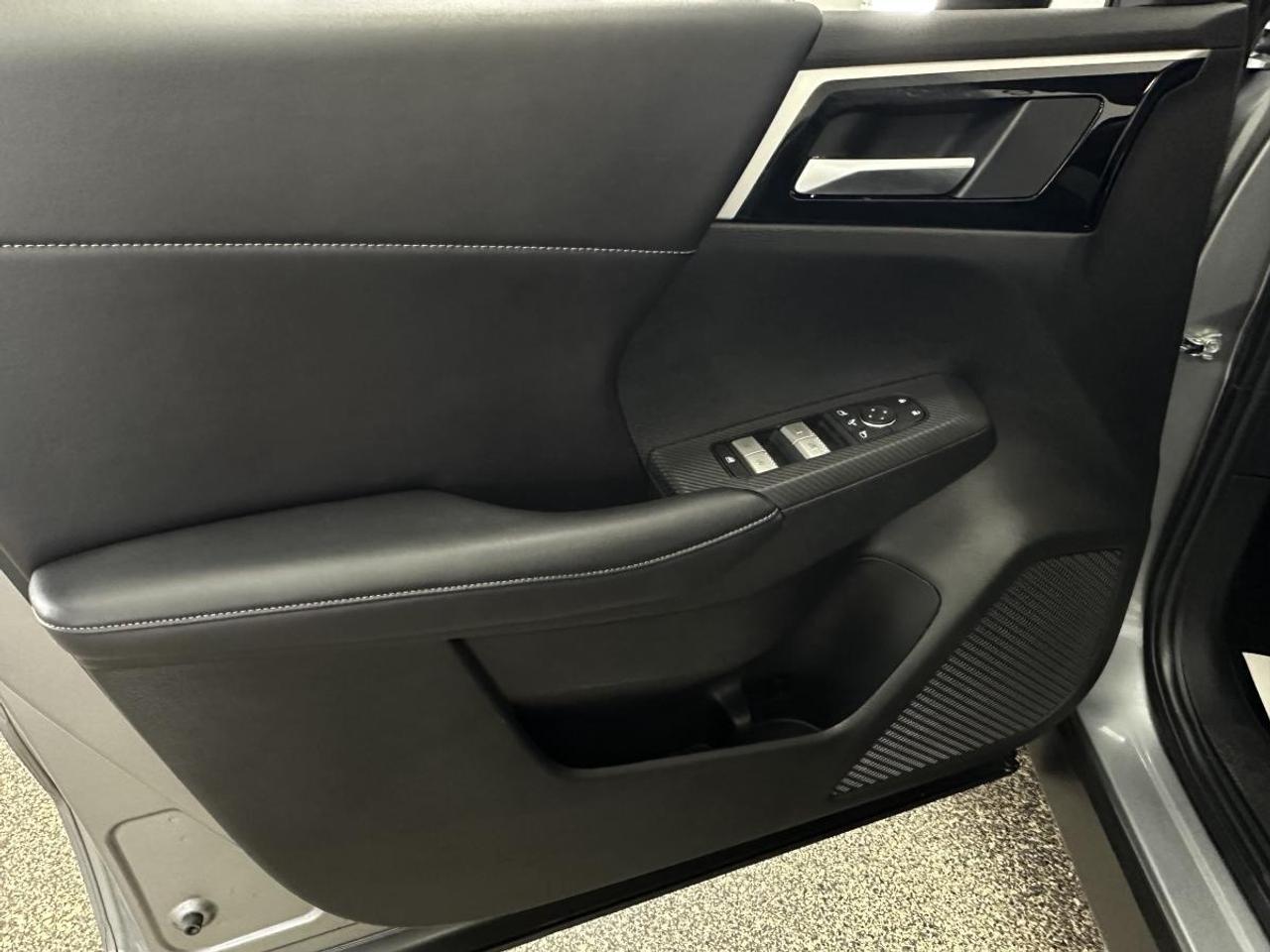 2024 Mitsubishi Outlander LE AWD - 7 PASS/LEATHER/TRIM/PANORAMIC/NAVI! Photo