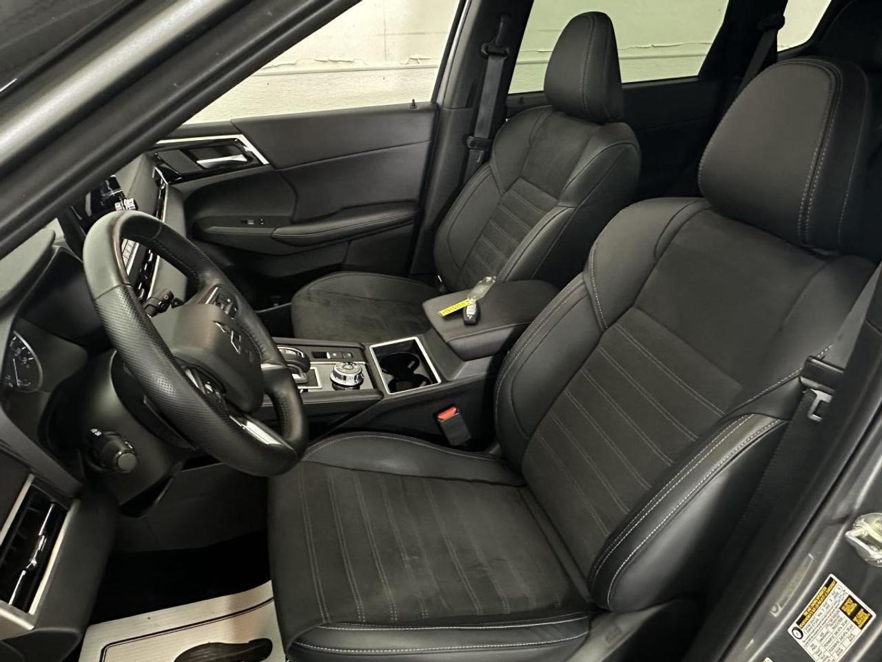 2024 Mitsubishi Outlander LE AWD - 7 PASS/LEATHER/TRIM/PANORAMIC/NAVI! Photo