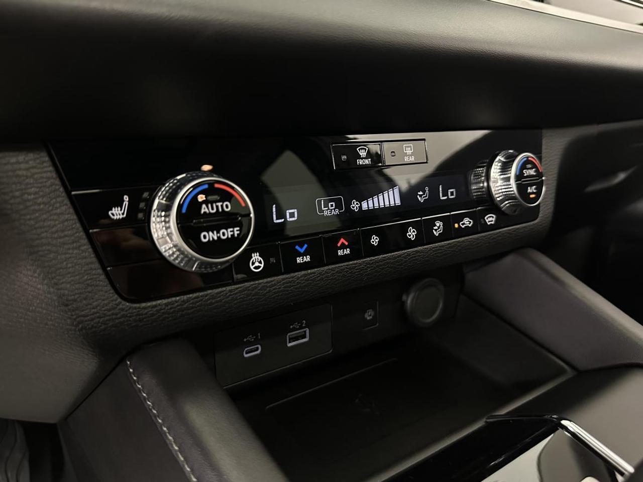 2024 Mitsubishi Outlander LE AWD - 7 PASS/LEATHER/TRIM/PANORAMIC/NAVI! Photo