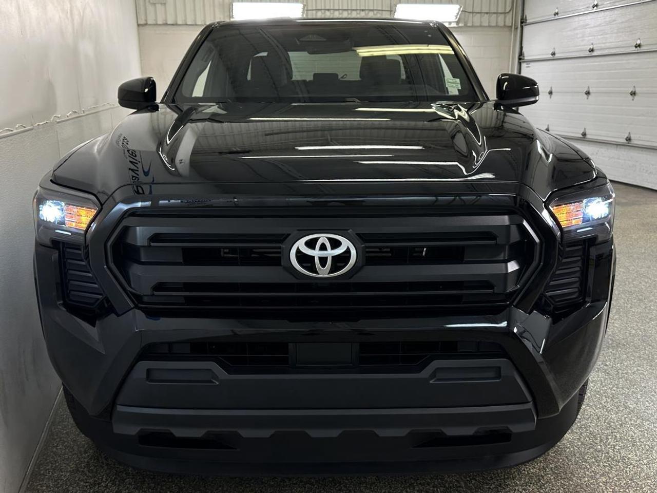 2025 Toyota Tacoma 4x4 Double Cab Auto SB - CREW/4WD/10KM/1 OWNER! Photo