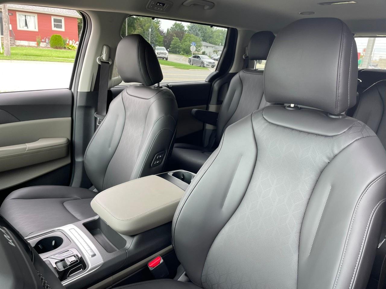 2027 Kia Carnival EX FWD Photo