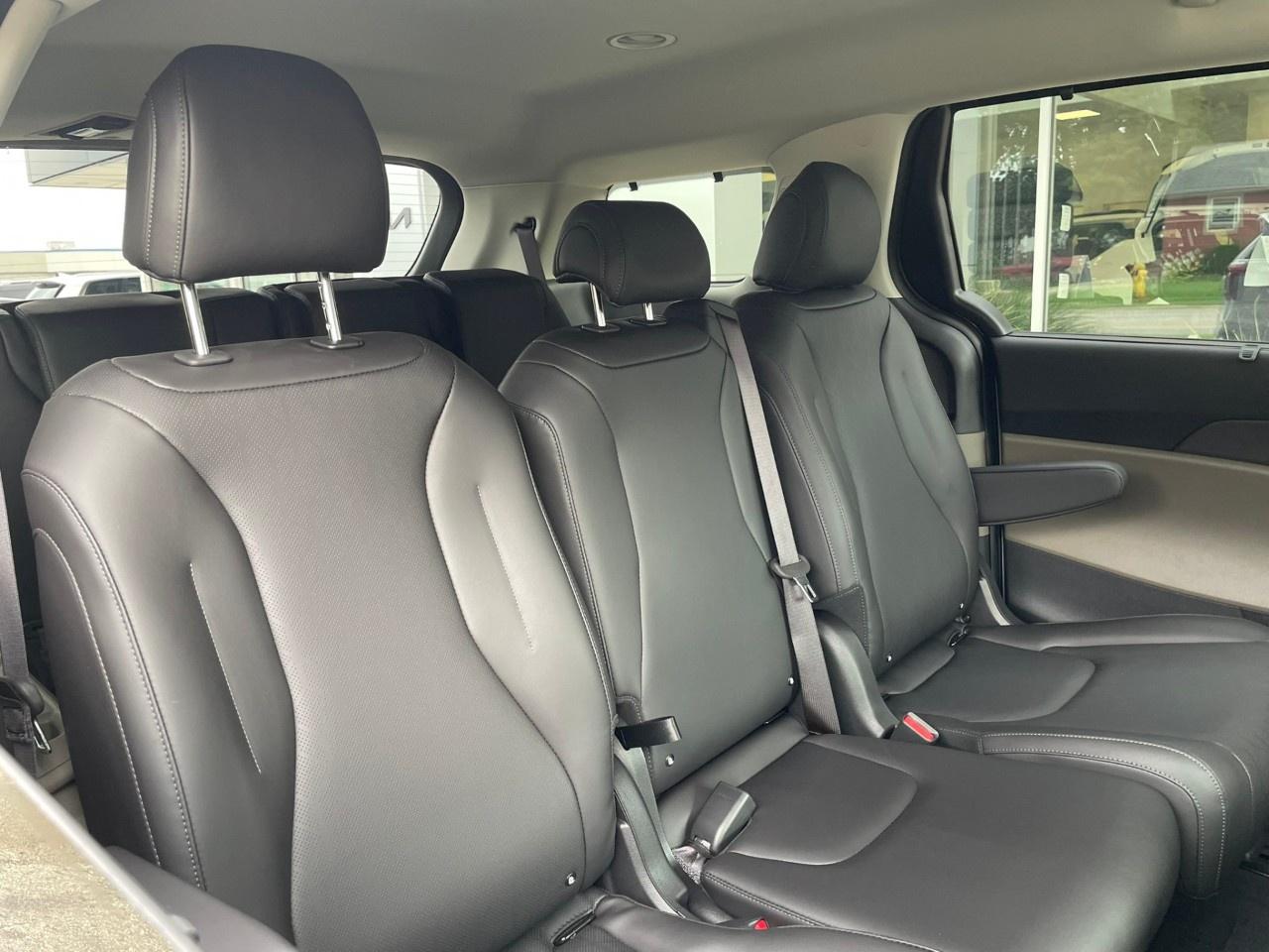 2027 Kia Carnival EX FWD Photo