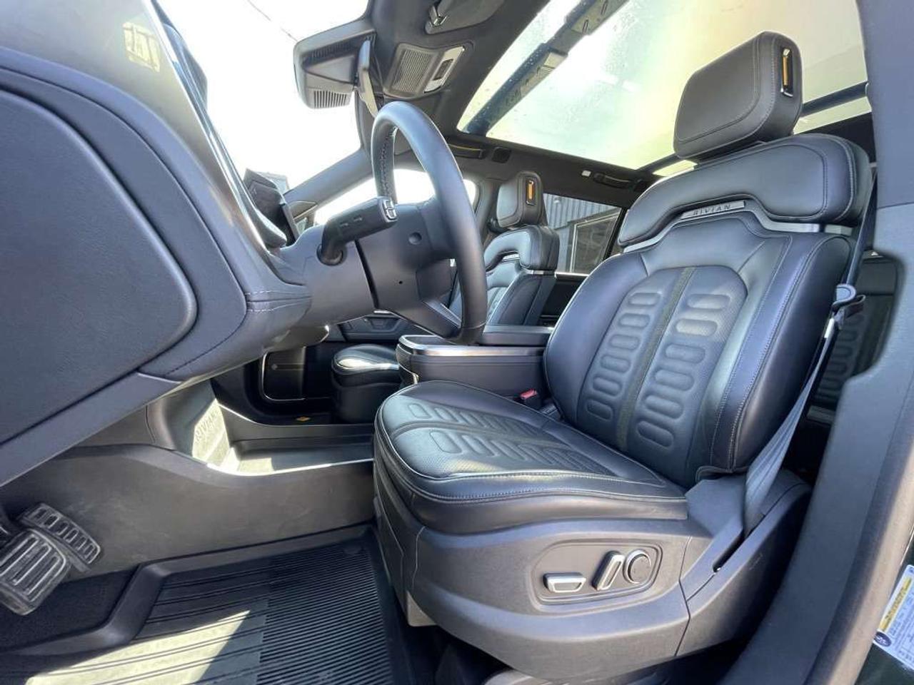 2025 Rivian R1S Adventure PKG - MAX PACK   GEN 2   660km RANGE! Photo