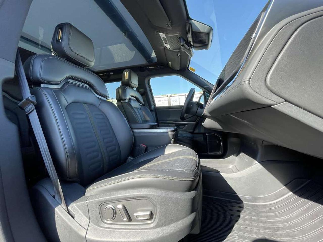 2025 Rivian R1S Adventure PKG - MAX PACK   GEN 2   660km RANGE! Photo