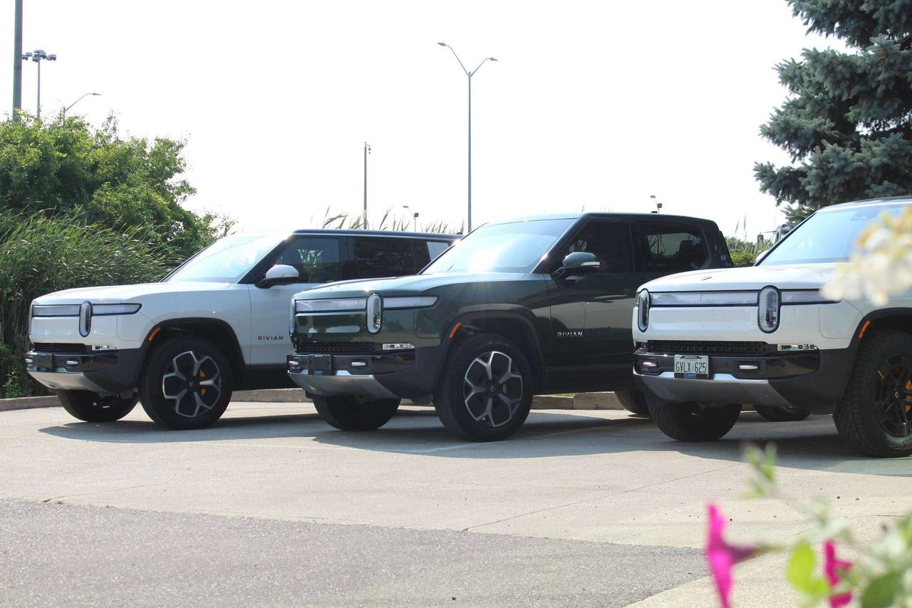 2025 Rivian R1S Adventure PKG - MAX PACK   GEN 2   660km RANGE! Photo