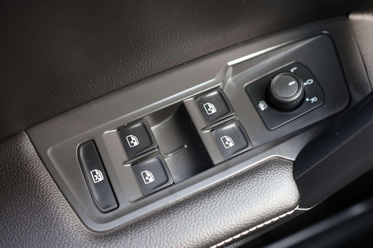 2023 Volkswagen Tiguan TRENDLINE-4MOTION-AWD/ADAPT CRUISE/BCAM/FORWARD ASSIST/BLIS/HEATED SEATS & STEERING/CARPLAY/TOW HITCH Photo