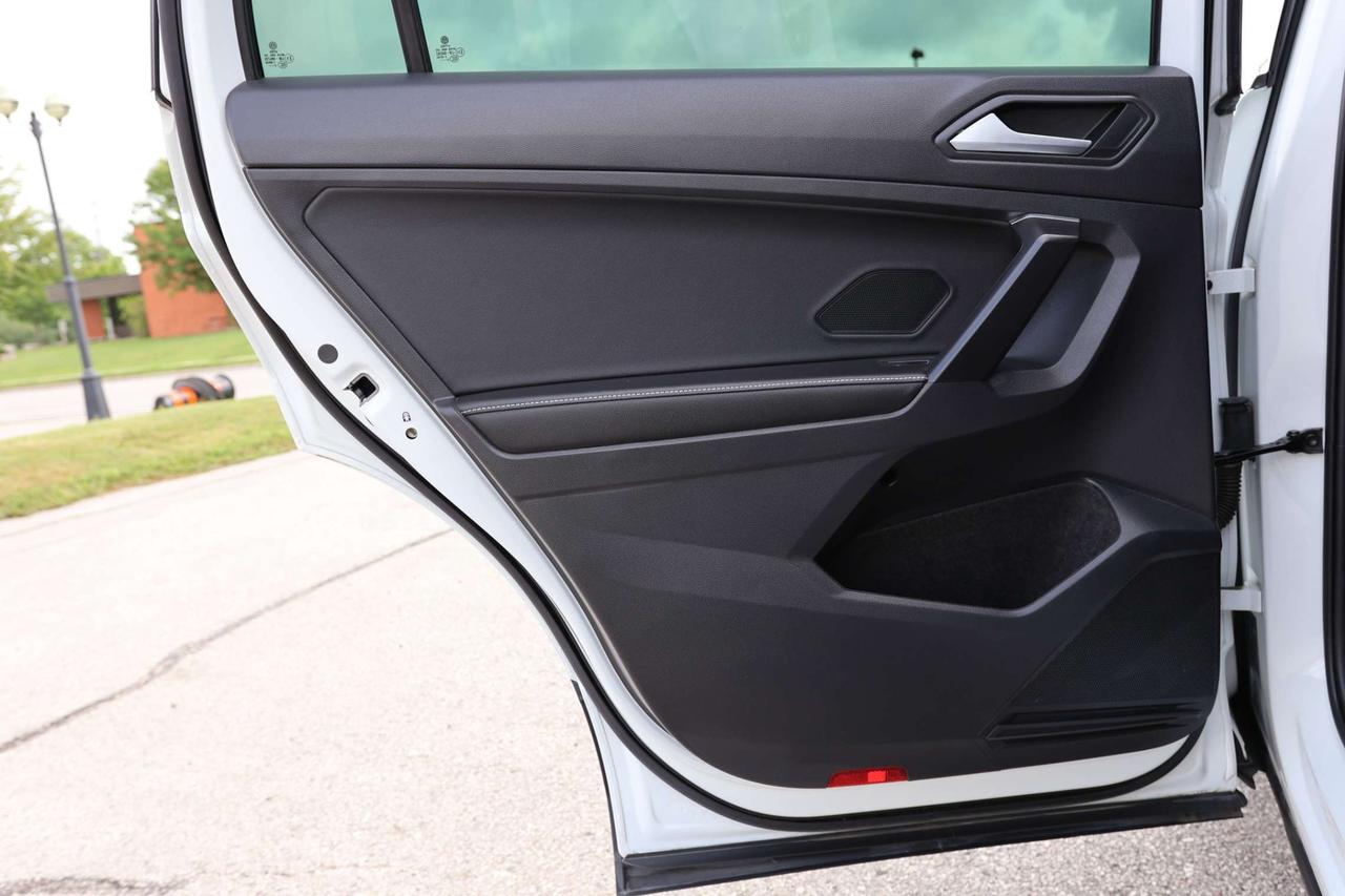2023 Volkswagen Tiguan TRENDLINE-4MOTION-AWD/ADAPT CRUISE/BCAM/FORWARD ASSIST/BLIS/HEATED SEATS & STEERING/CARPLAY/TOW HITCH Photo