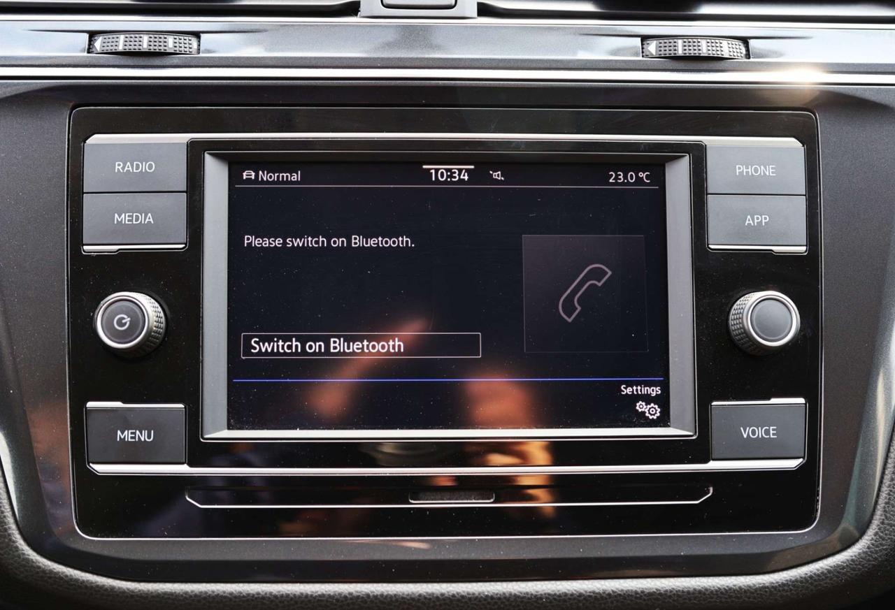 2023 Volkswagen Tiguan TRENDLINE-4MOTION-AWD/ADAPT CRUISE/BCAM/FORWARD ASSIST/BLIS/HEATED SEATS & STEERING/CARPLAY/TOW HITCH Photo