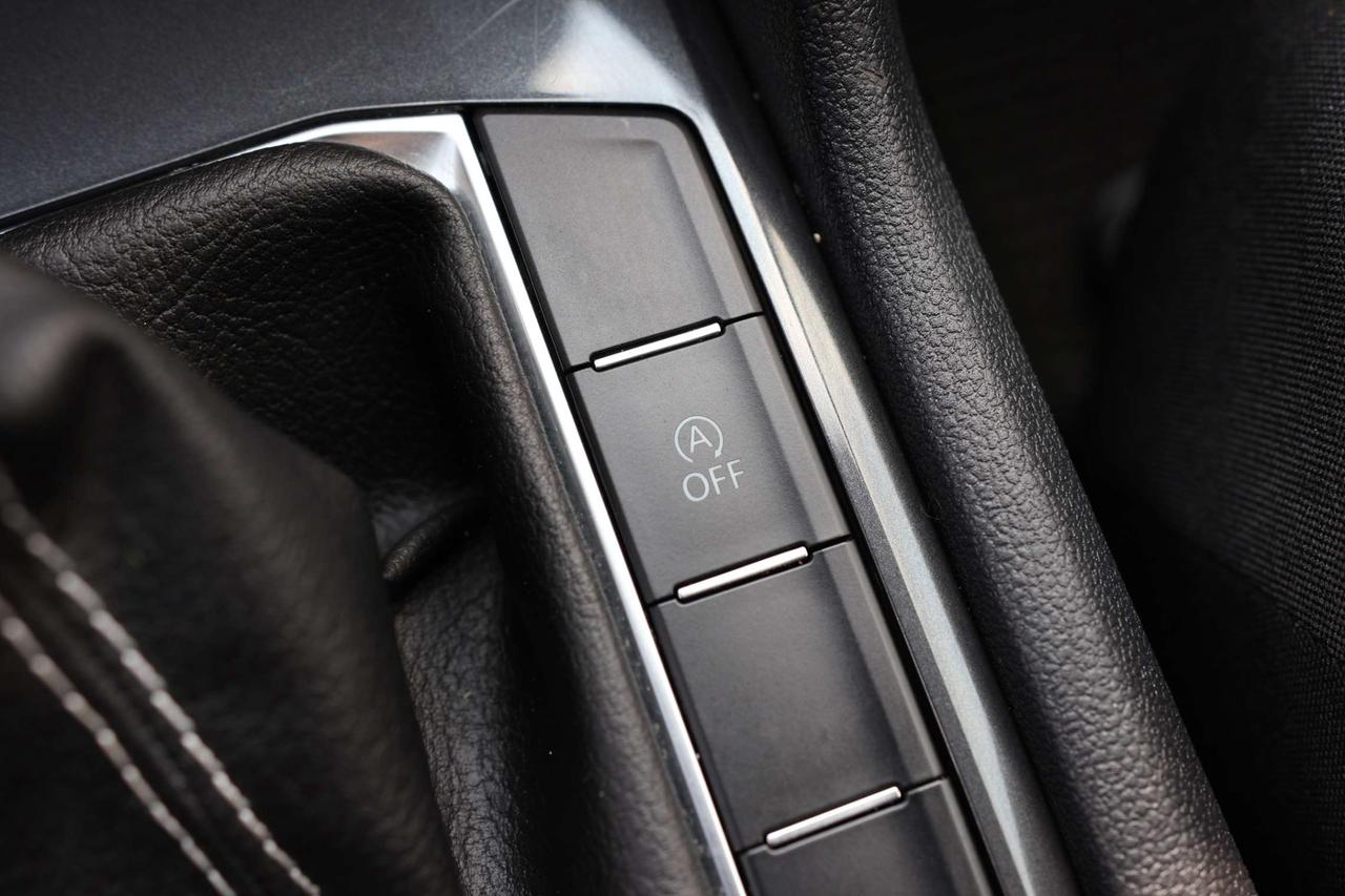 2023 Volkswagen Tiguan TRENDLINE-4MOTION-AWD/ADAPT CRUISE/BCAM/FORWARD ASSIST/BLIS/HEATED SEATS & STEERING/CARPLAY/TOW HITCH Photo