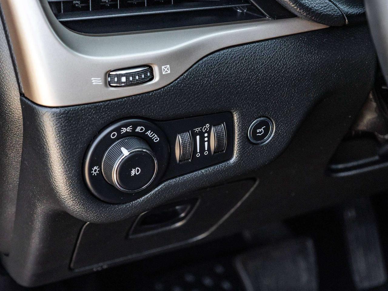 2015 Jeep Cherokee 4X4  TECH GRP  SAFETY GRP  ROOF LEATHER Photo