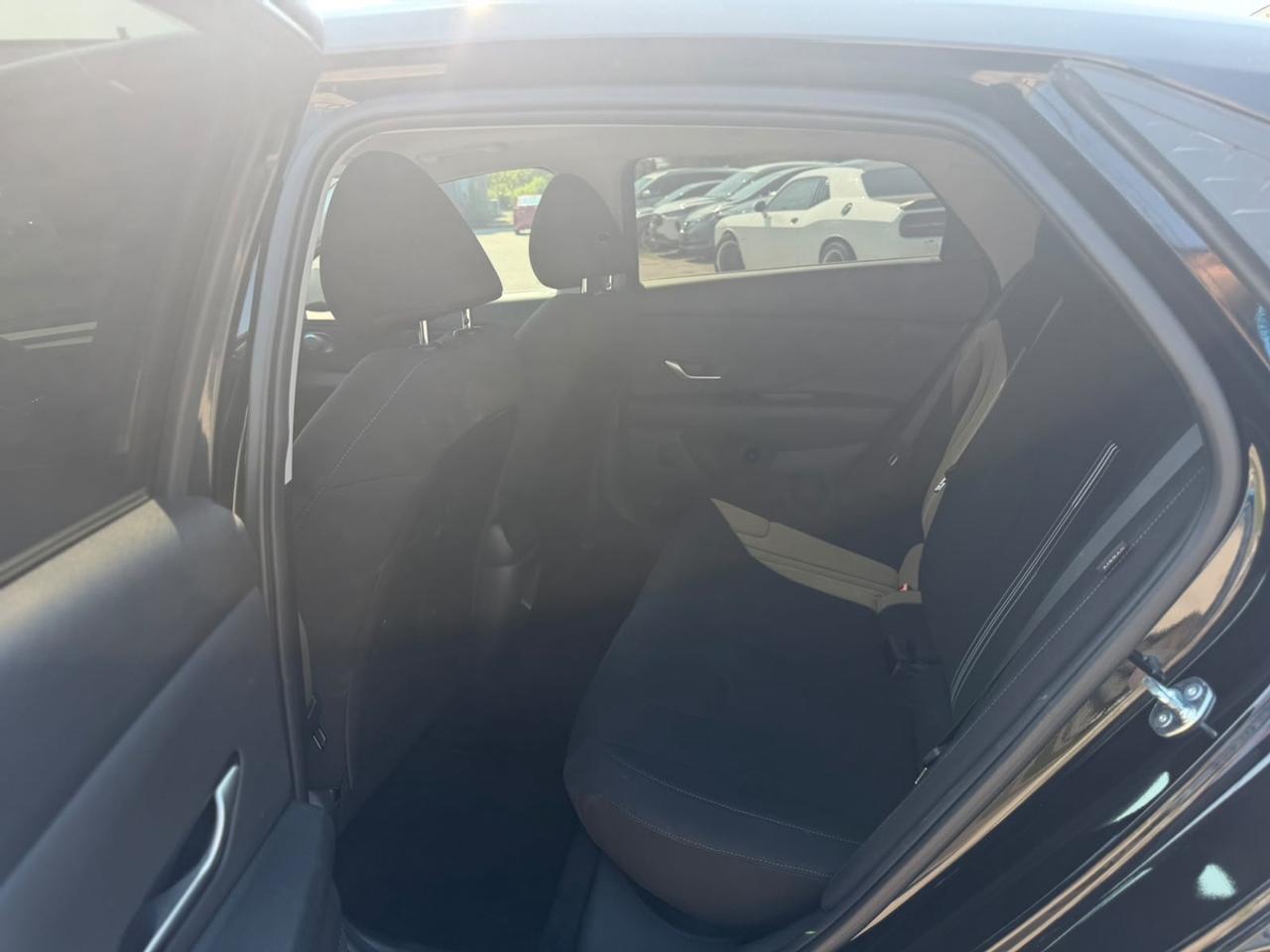 2025 Hyundai Elantra SEL Sport Photo