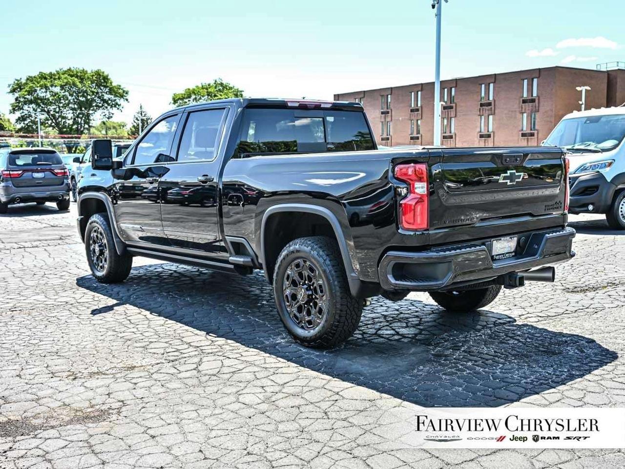 2024 Chevrolet Silverado 2500 4WD Crew Cab Standard Box High Country MIDNIGHT EDITION   Z71 OFF ROAD   SUNROOF   PREMIUM   HEADS UP DISPLAY   CARPLAY Photo3