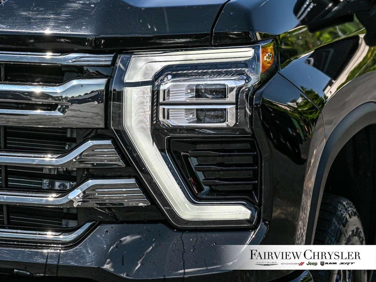 2024 Chevrolet Silverado 2500 4WD Crew Cab Standard Box High Country MIDNIGHT EDITION   Z71 OFF ROAD   SUNROOF   PREMIUM   HEADS UP DISPLAY   CARPLAY Photo