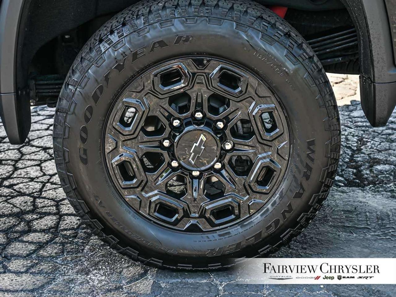 2024 Chevrolet Silverado 2500 4WD Crew Cab Standard Box High Country MIDNIGHT EDITION   Z71 OFF ROAD   SUNROOF   PREMIUM   HEADS UP DISPLAY   CARPLAY Photo
