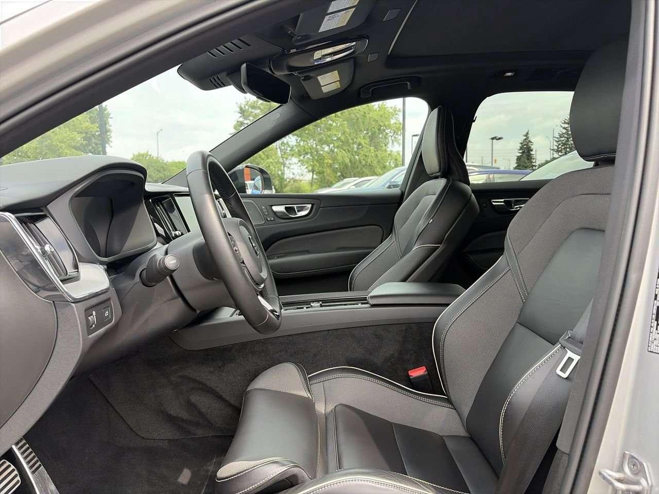 2022 Volvo XC60 B6 AWD R-Design Keyless Start  Alloy Wheels  Sunroof  Hands-Free Liftgate Photo