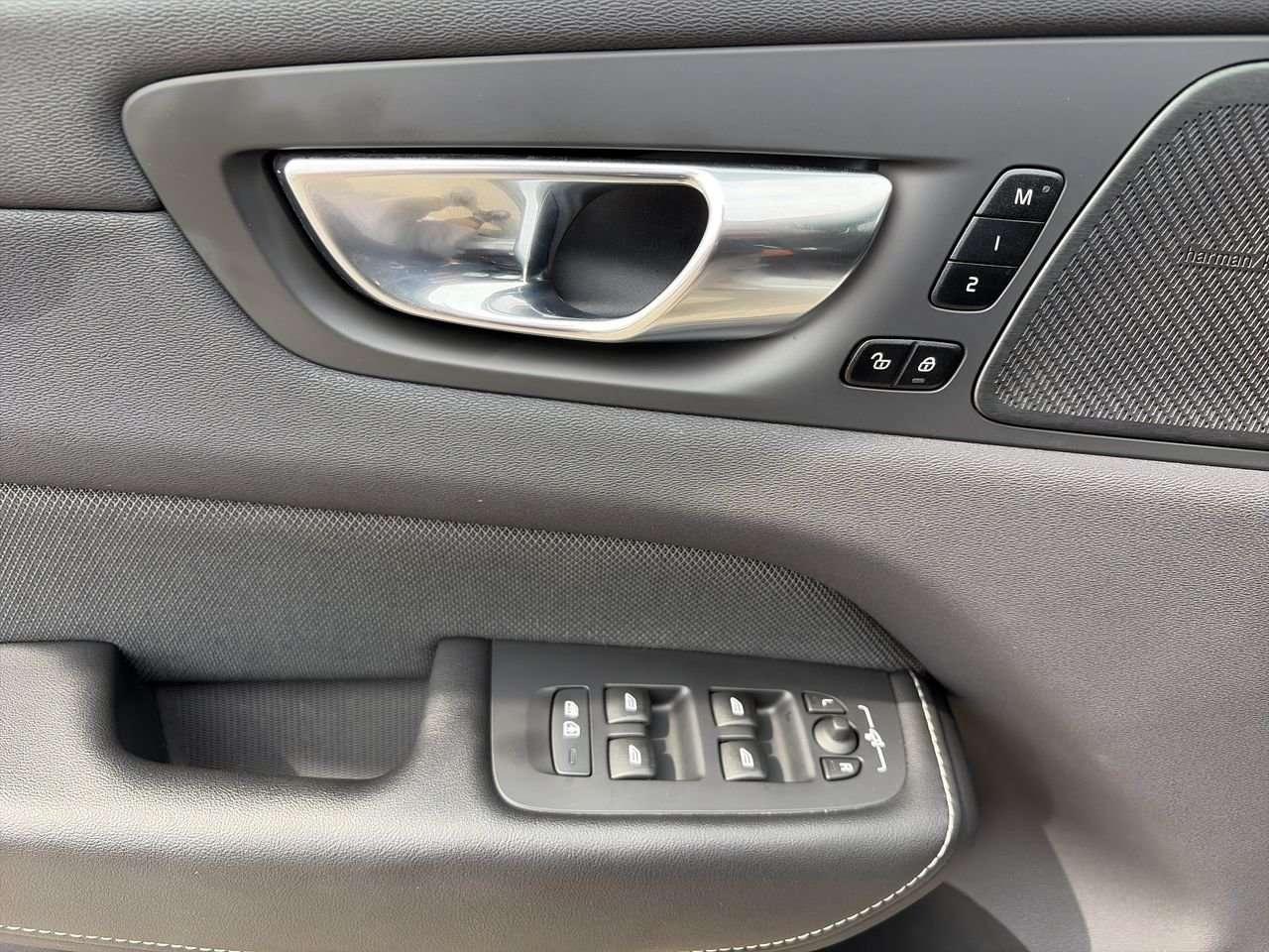 2022 Volvo XC60 B6 AWD R-Design Keyless Start  Alloy Wheels  Sunroof  Hands-Free Liftgate Photo