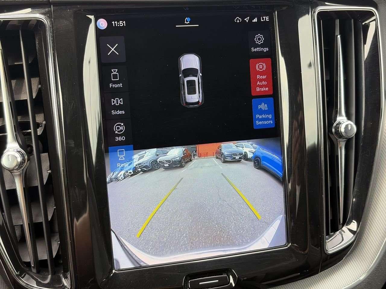 2022 Volvo XC60 B6 AWD R-Design Keyless Start  Alloy Wheels  Sunroof  Hands-Free Liftgate Photo