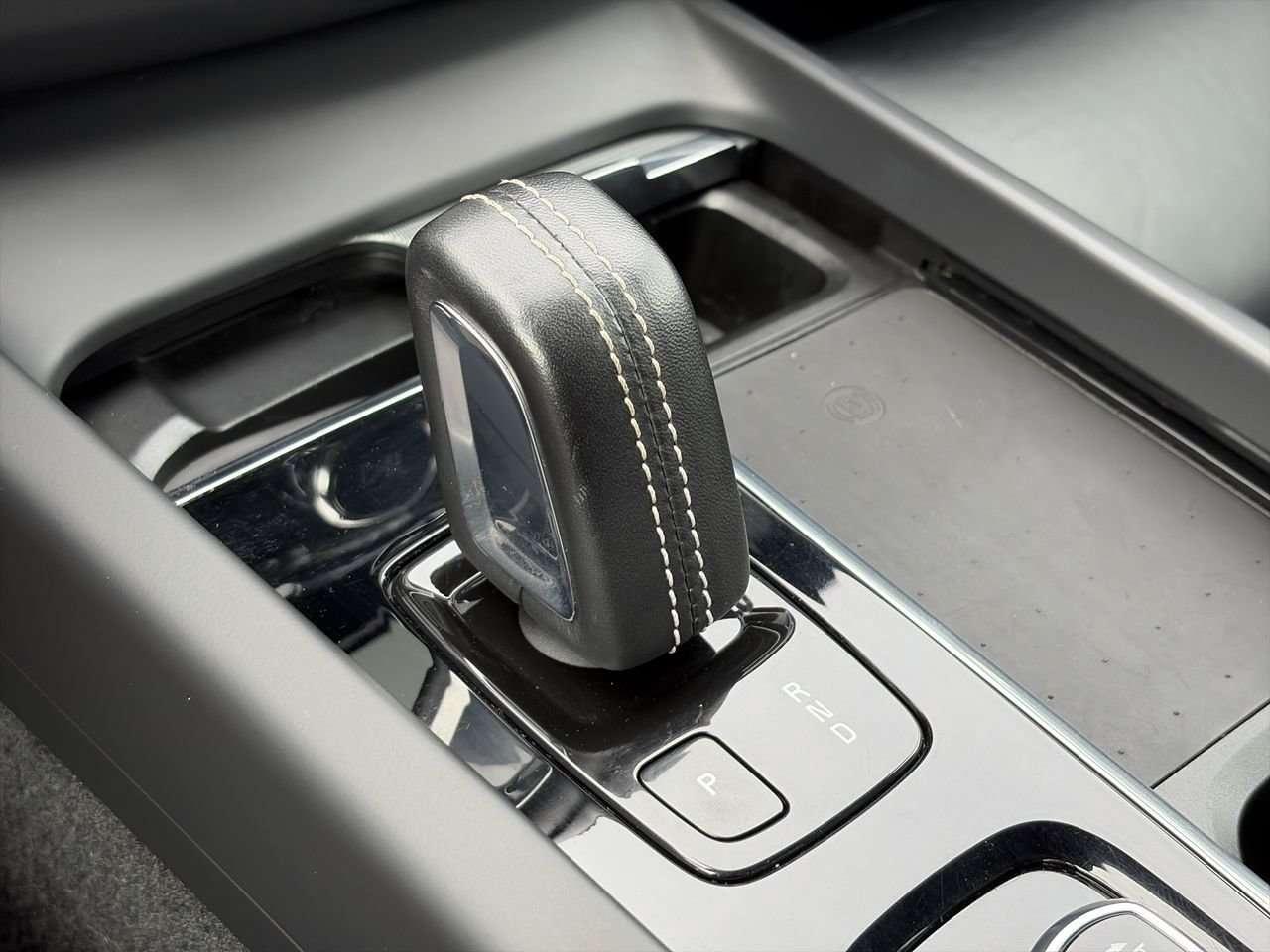2022 Volvo XC60 B6 AWD R-Design Keyless Start  Alloy Wheels  Sunroof  Hands-Free Liftgate Photo