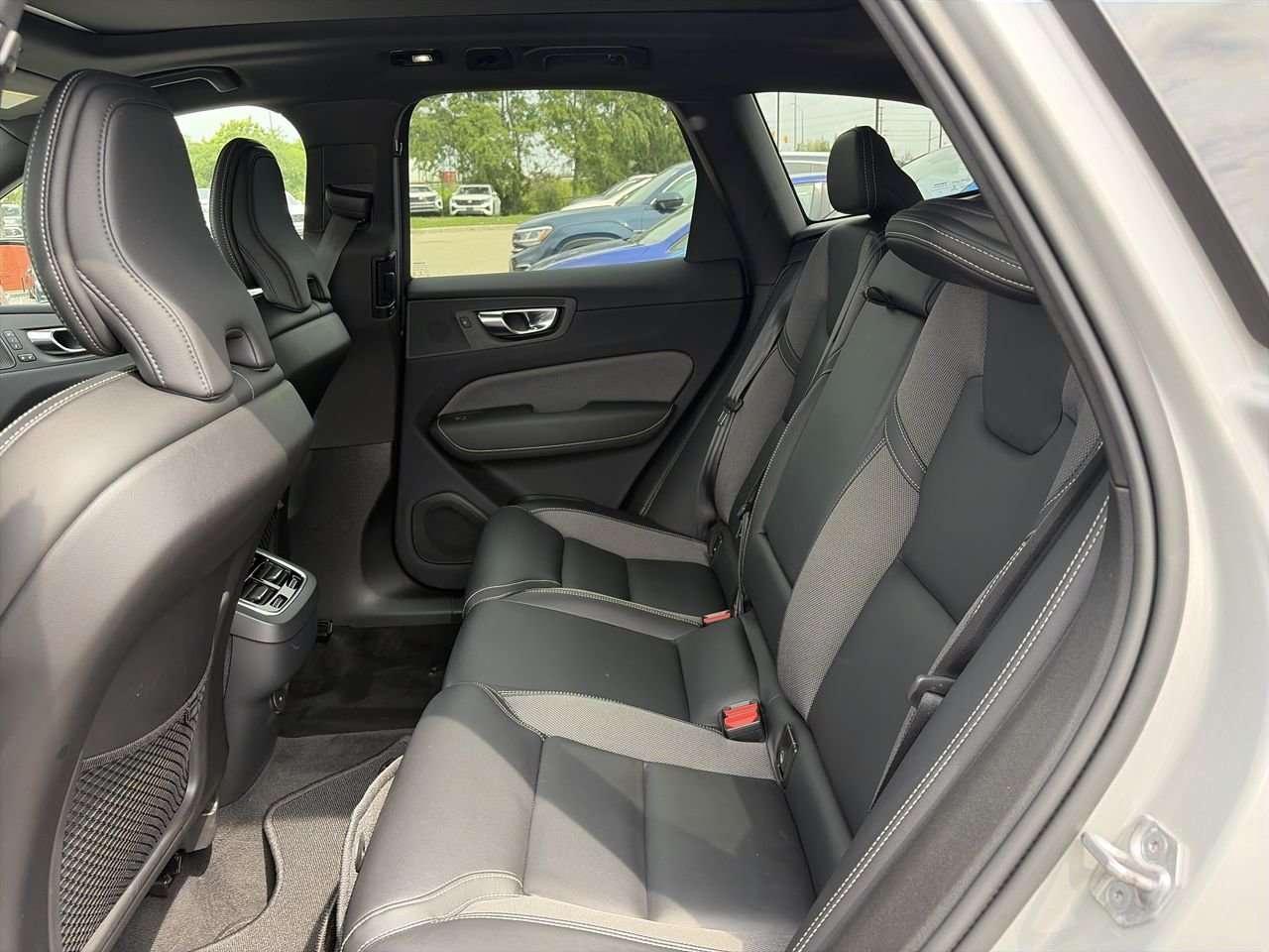 2022 Volvo XC60 B6 AWD R-Design Keyless Start  Alloy Wheels  Sunroof  Hands-Free Liftgate Photo