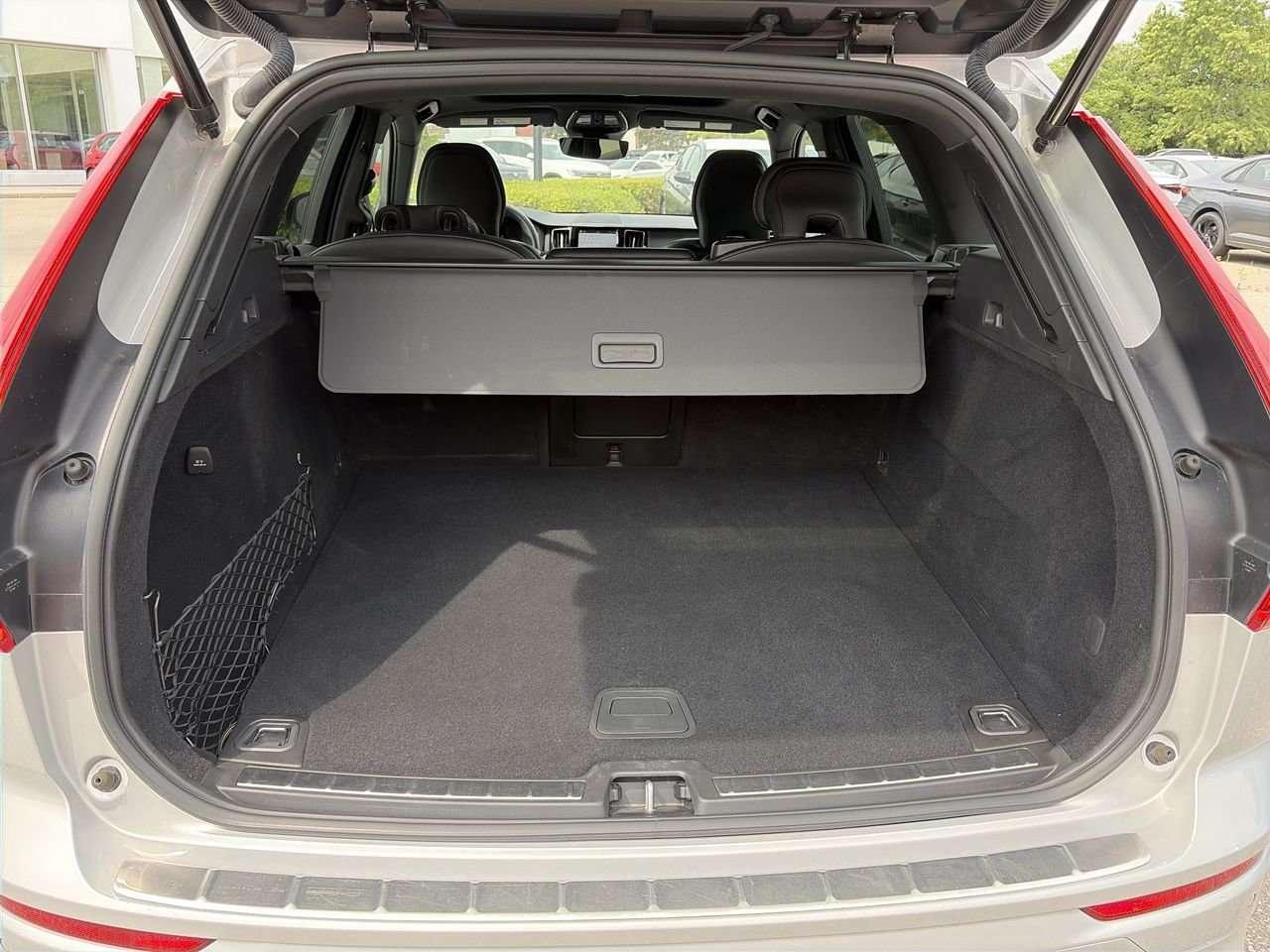 2022 Volvo XC60 B6 AWD R-Design Keyless Start  Alloy Wheels  Sunroof  Hands-Free Liftgate Photo