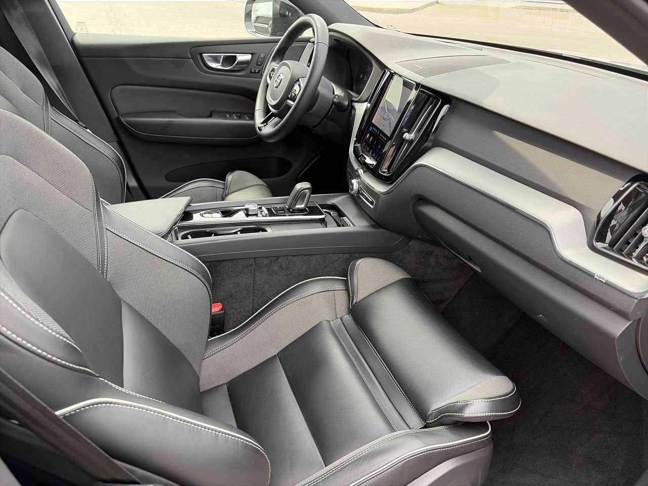 2022 Volvo XC60 B6 AWD R-Design Keyless Start  Alloy Wheels  Sunroof  Hands-Free Liftgate Photo