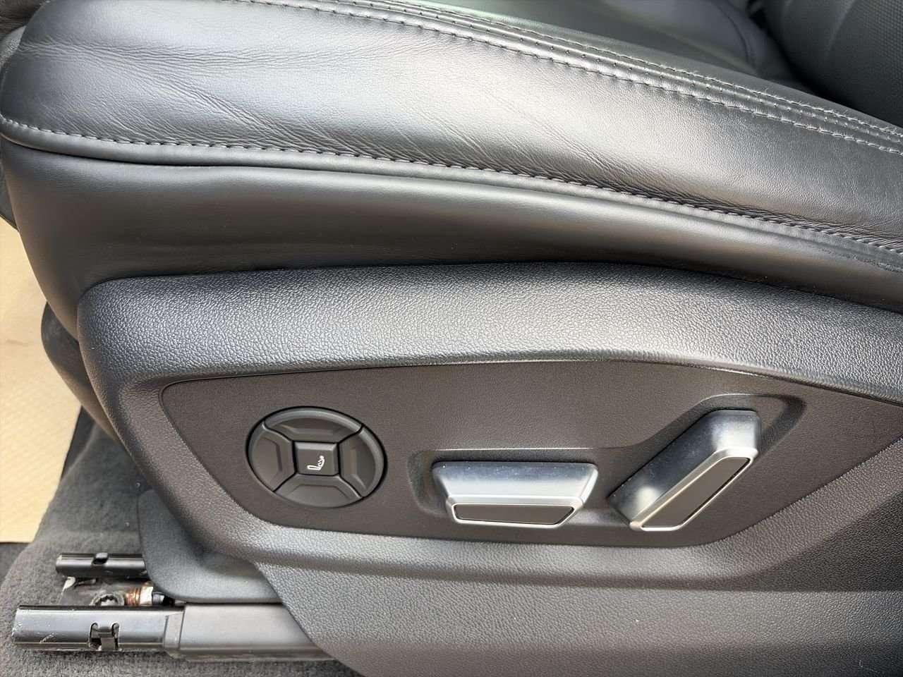 2019 Audi Q8 3.0T Technik quattro 8sp Tiptronic Alloy Wheels  Leather  Sunroof  Woodgrain Interior Trim Photo