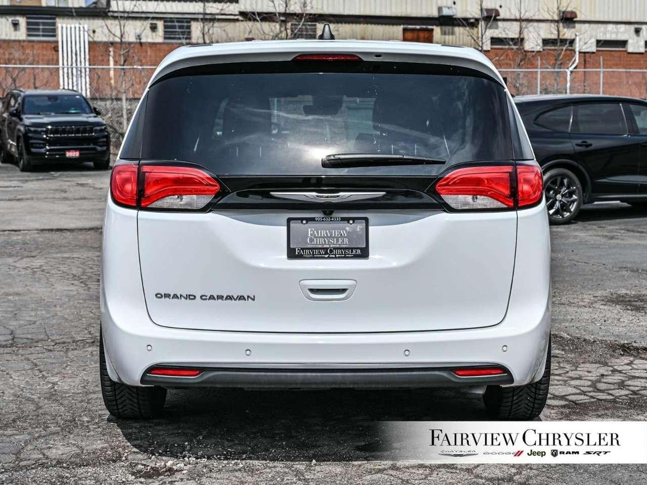 2026 Chrysler Grand Caravan SXT 2WD   FORMER SHUTTLE   DUAL SLIDING DOORS   POWER TAILGATE   DUAL CLIMATE CONTROL   CARPLAY   REMOTE START Photo4