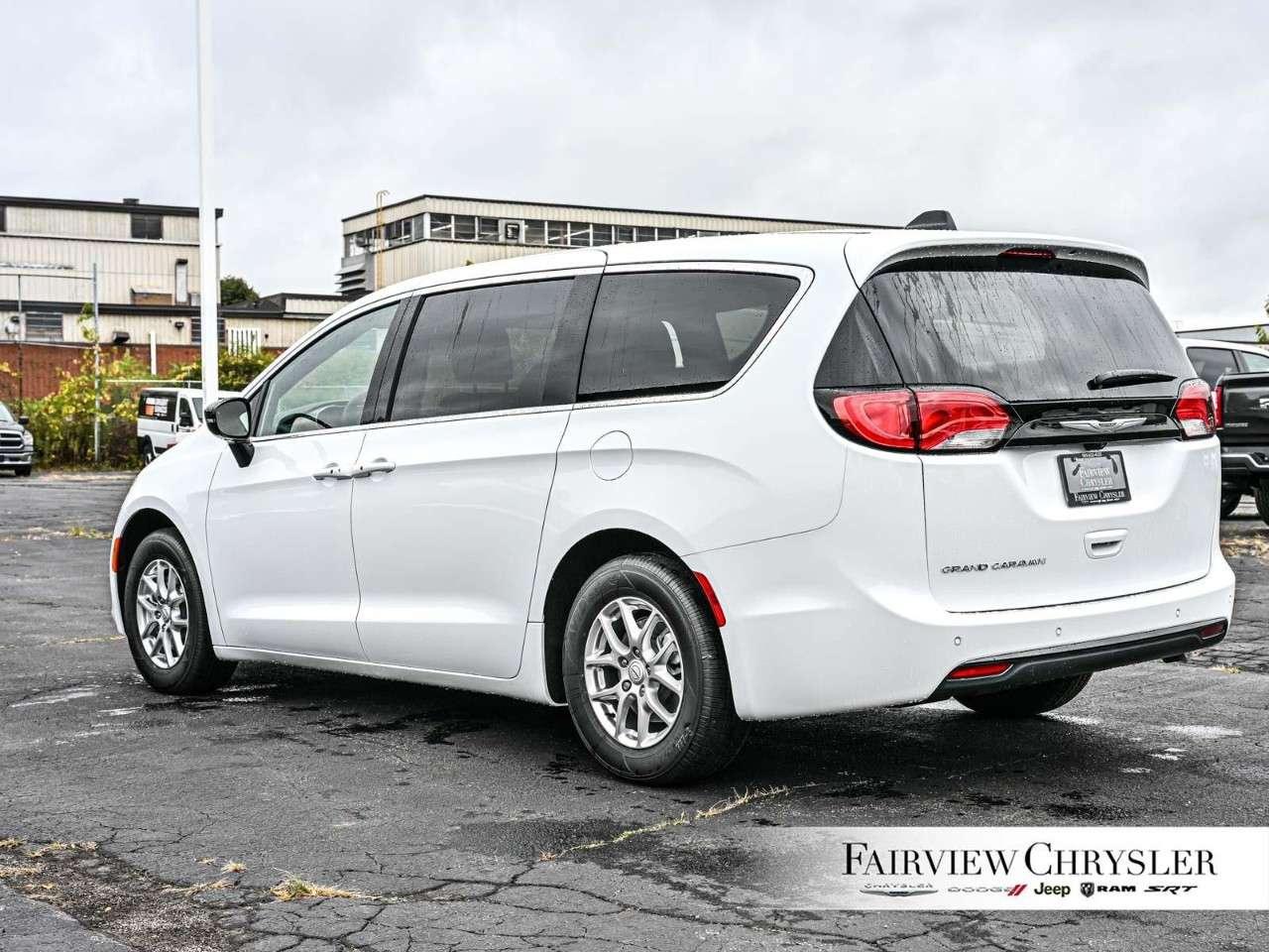 2026 Chrysler Grand Caravan SXT 2WD   FORMER SHUTTLE   DUAL SLIDING DOORS   POWER TAILGATE   DUAL CLIMATE CONTROL   CARPLAY   REMOTE START Photo3