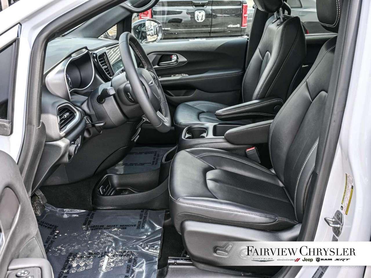 2026 Chrysler Grand Caravan SXT 2WD   FORMER SHUTTLE   DUAL SLIDING DOORS   POWER TAILGATE   DUAL CLIMATE CONTROL   CARPLAY   REMOTE START Photo
