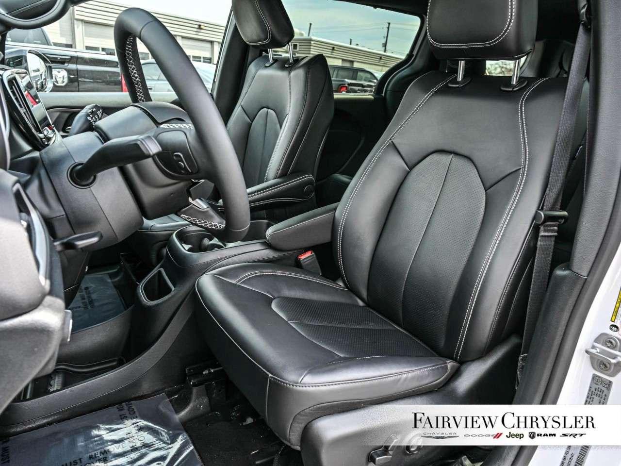 2026 Chrysler Grand Caravan SXT 2WD   FORMER SHUTTLE   DUAL SLIDING DOORS   POWER TAILGATE   DUAL CLIMATE CONTROL   CARPLAY   REMOTE START Photo