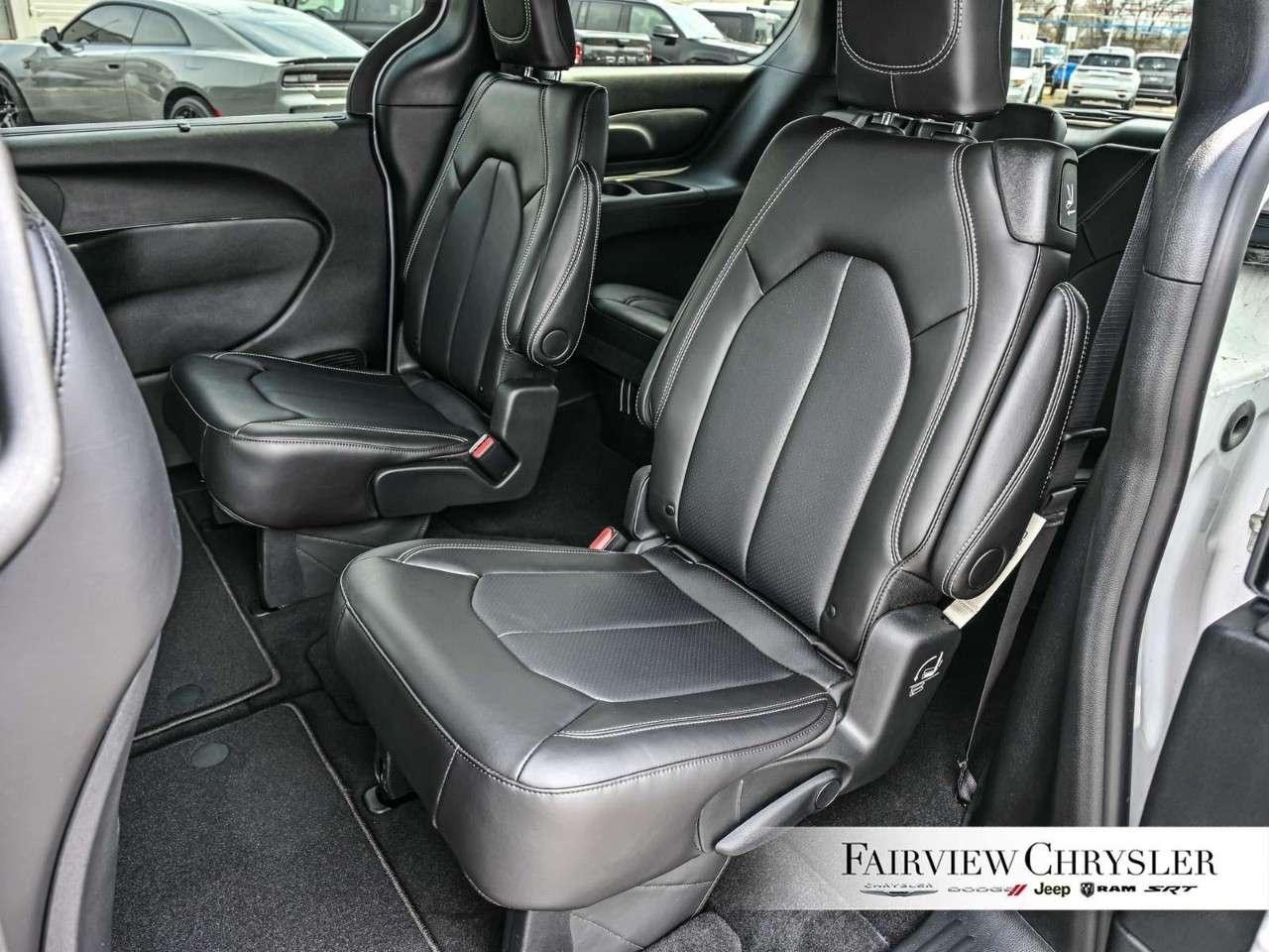 2026 Chrysler Grand Caravan SXT 2WD   FORMER SHUTTLE   DUAL SLIDING DOORS   POWER TAILGATE   DUAL CLIMATE CONTROL   CARPLAY   REMOTE START Photo