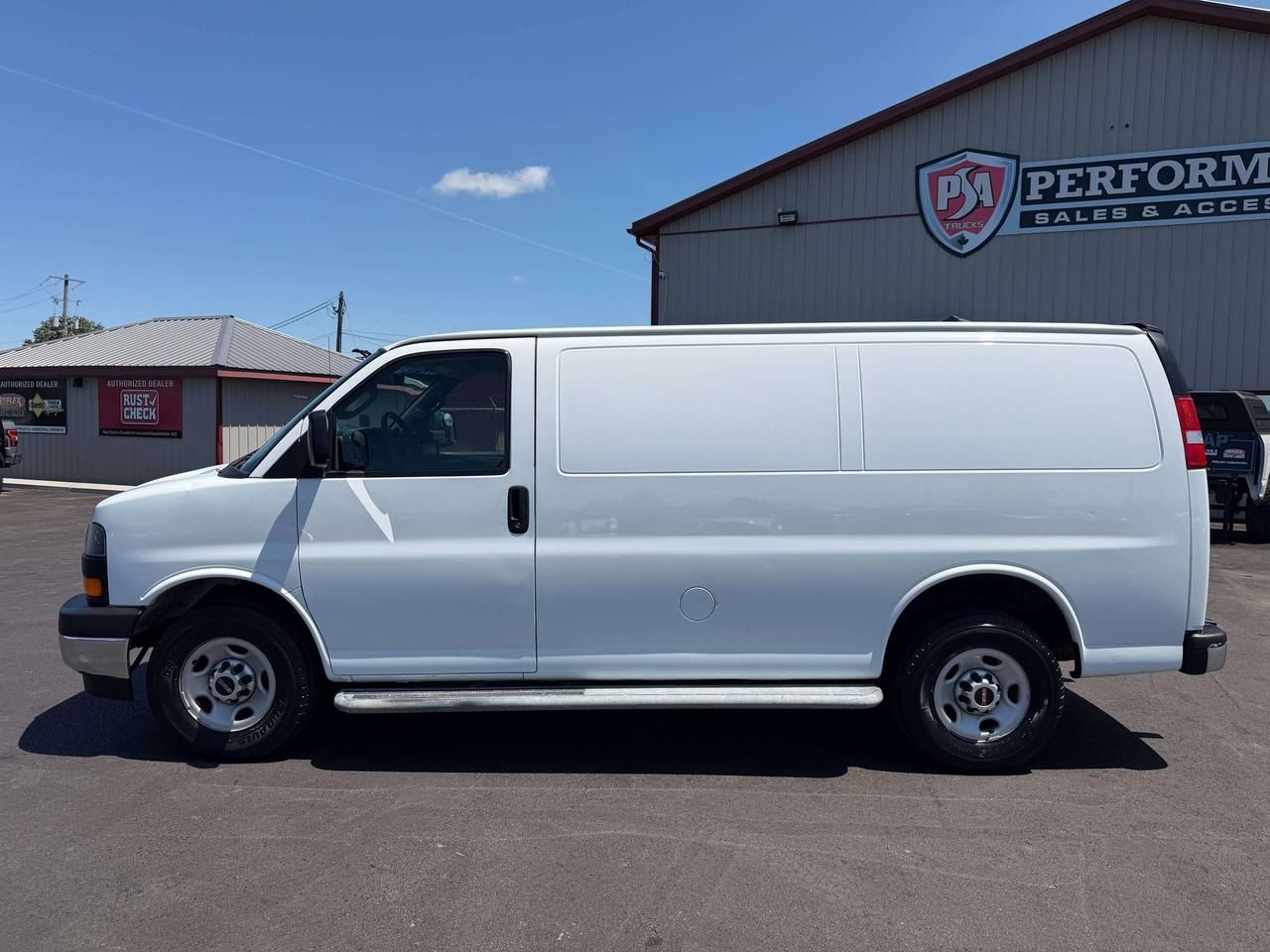 2017 GMC Savana  Photo