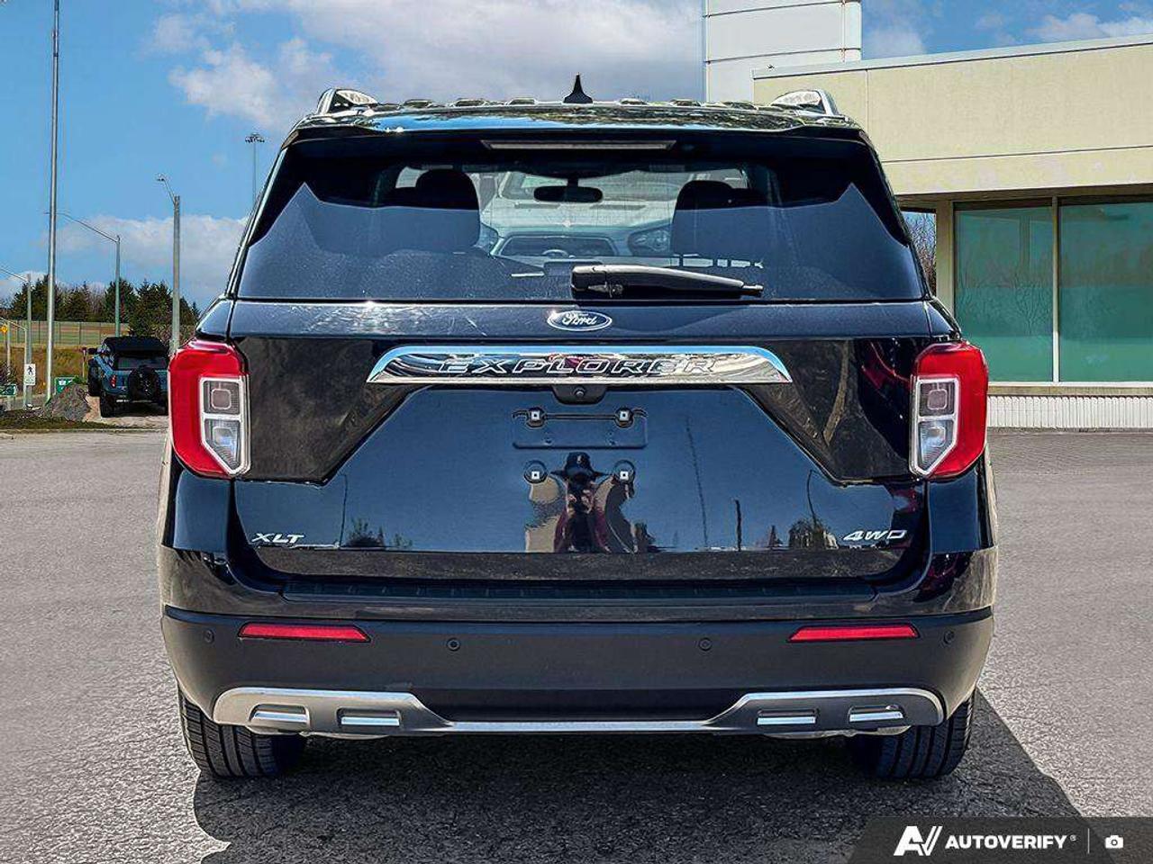 2023 Ford Explorer XLT   NAV   MOONROOF   ADAPT CRUISE Photo