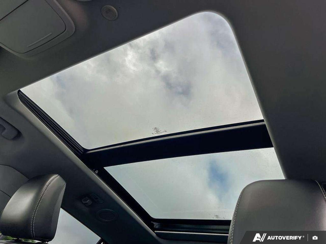 2023 Ford Explorer XLT   MOONROOF   NAV   ADAPT CRUISE Photo