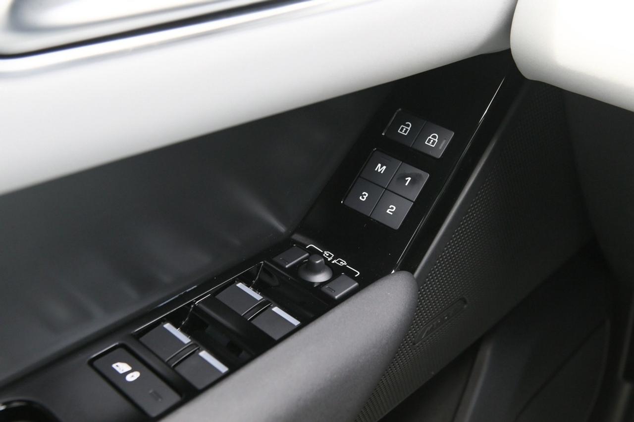 2024 Land Rover Range Rover Velar Dynamic SE Photo