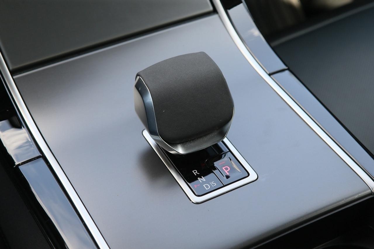 2024 Land Rover Range Rover Velar Dynamic SE Photo